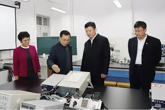 李明到生物科学与技术学院现场调研 李明到生物科学与技术学院现场调研