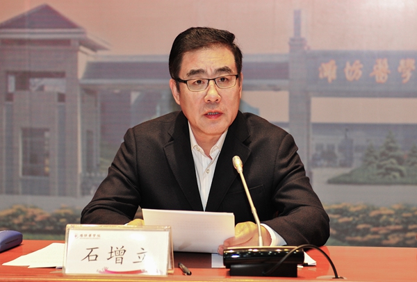 校党委书记石增立主持报告会 校党委书记石增立主持报告会