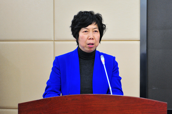 校党委副书记张潍华主持会议 校党委副书记张潍华主持会议