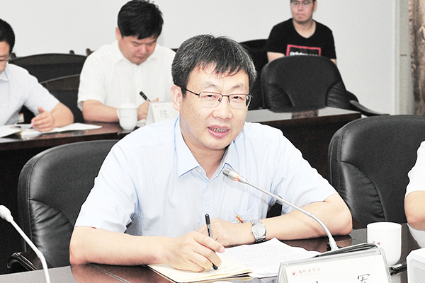 beat365官网副校长，挂职青岛大学党委常委、副校长刘军主持签约仪式