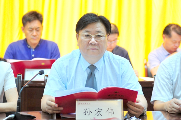 副校长孙宏伟宣读受上级表彰的先进集体、个人名单 副校长孙宏伟宣读受上级表彰的先进集体、个人名单