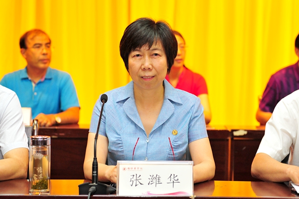 校党委副书记张潍华主持庆祝大会 校党委副书记张潍华主持庆祝大会