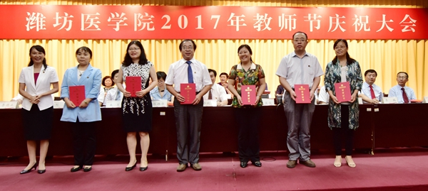 管英俊向获得“教学名师”荣誉称号的教师颁发证书 管英俊向获得“教学名师”荣誉称号的教师颁发证书
