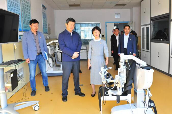 李明到康复医学院实验室现场调研