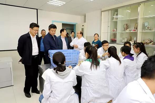 李明到临床医学院实验室现场调研