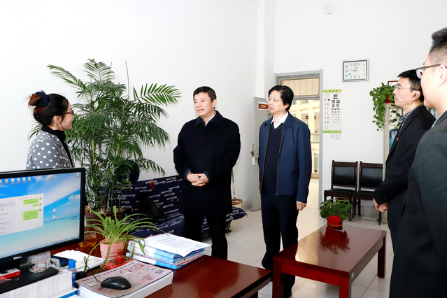 李明到学生处现场调研 李明到学生处现场调研