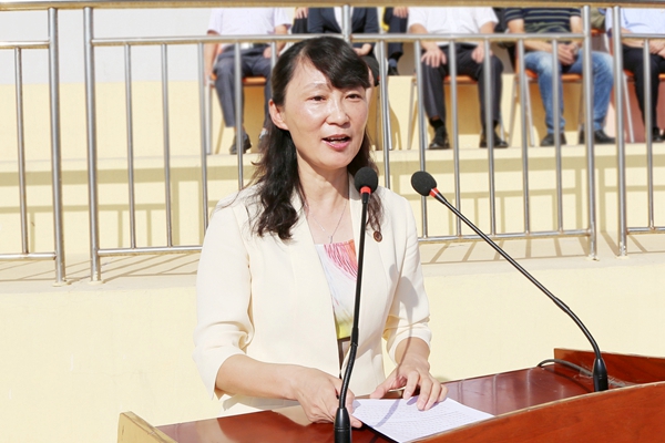 校长管英俊发表热情洋溢的讲话 校长管英俊发表热情洋溢的讲话