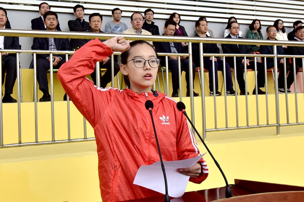 运动员代表陈美均宣誓 运动员代表陈美均宣誓