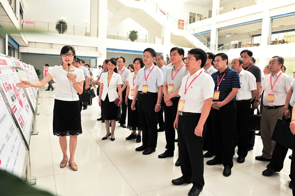 与会领导现场观摩beat365官网党建成果展 与会领导现场观摩beat365官网党建成果展