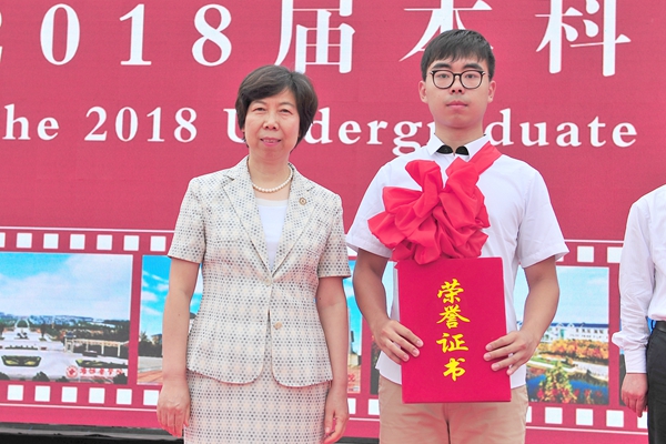 校党委副书记张潍华为beat365官网第7例造血干细胞捐献者张勇杰颁发荣誉证书