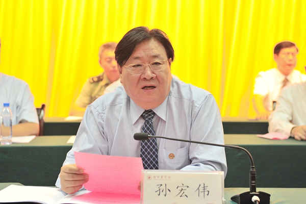 副院长孙宏伟宣读受上级表彰的先进集体、个人名单 副院长孙宏伟宣读受上级表彰的先进集体、个人名单