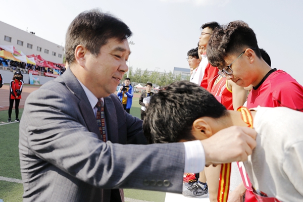 校党委书记李欣章为获奖运动员颁奖 校党委书记李欣章为获奖运动员颁奖