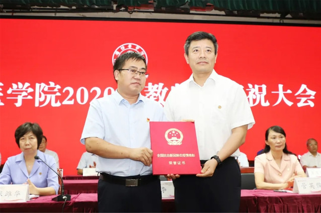 党委书记李明为高福生教授颁发证书 党委书记李明为高福生教授颁发证书