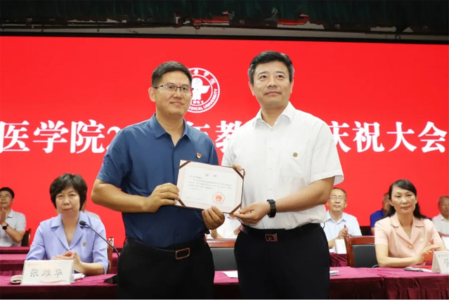 党委书记李明为宋伟国教授颁发证书 党委书记李明为宋伟国教授颁发证书