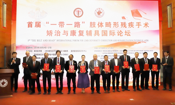 刘军、秦泗河为11位研究院特聘专家和2位研究院技术顾问颁发聘书 刘军、秦泗河为11位研究院特聘专家和2位研究院技术顾问颁发聘书