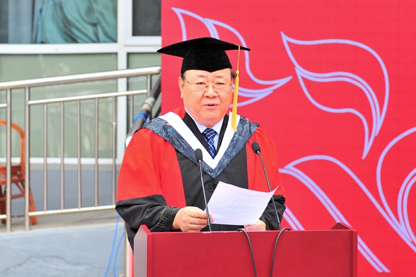 校学位评定委员会副主席、副校长孙宏伟宣读《潍坊医学院2018届省级优秀毕业生名单》、《关于授予陈晓丽等2人博士学位、授予孙静等527人硕士学位的决定》 校学位评定委员会副主席、副校长孙宏伟宣读《潍坊医学院2018届省级优秀毕业生名单》、《关于授予陈晓丽等2人博士学位、授予孙静等527人硕士学位的决定》