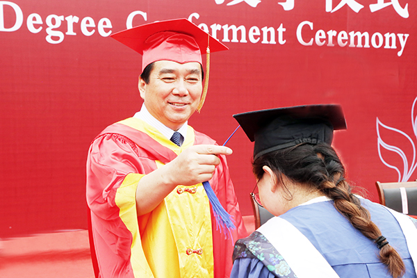校党委书记李欣章为毕业生扶正流苏 校党委书记李欣章为毕业生扶正流苏