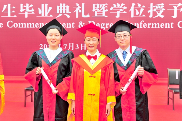 校学位评定委员会主席、校长管英俊为获得博士学位的毕业生授予学位、颁发证书 校学位评定委员会主席、校长管英俊为获得博士学位的毕业生授予学位、颁发证书