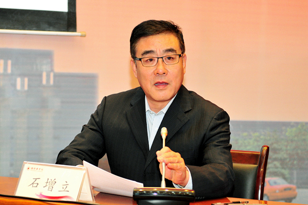 校党委书记石增立主持报告会 校党委书记石增立主持报告会