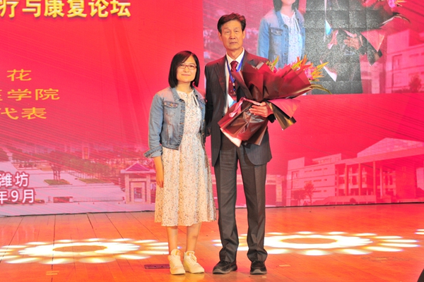 beat365官网学生代表向秦泗河教授献花