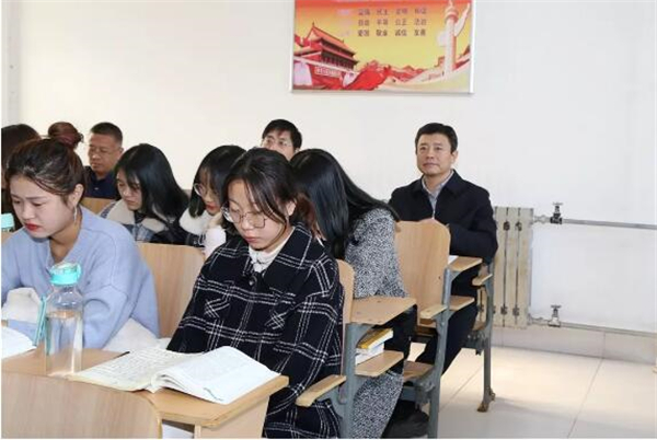 李明在教室与学生一起听课 李明在教室与学生一起听课