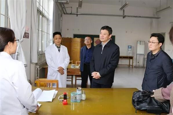 李明走访校医院 李明走访校医院