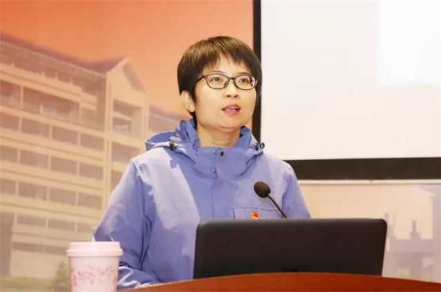 范春华作报告