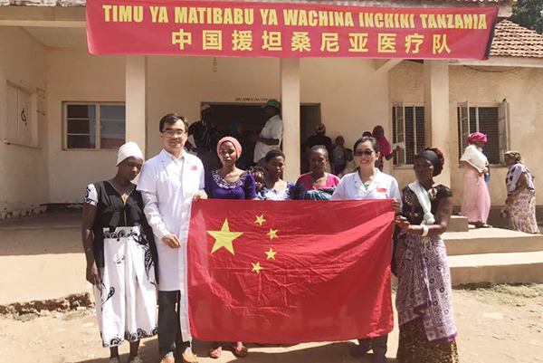 中国援坦桑尼亚医疗队在乞力马扎罗为当地村民义诊 中国援坦桑尼亚医疗队在乞力马扎罗为当地村民义诊