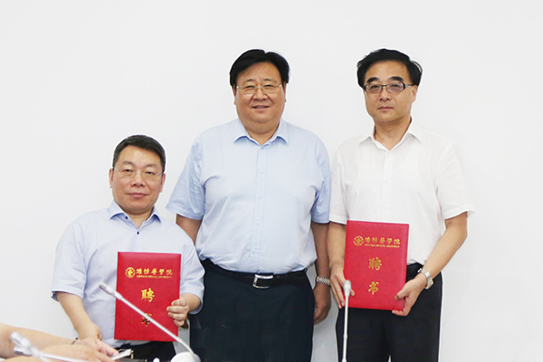 副校长孙宏伟为研究院顾问委员会委员邱卓英、张钢颁发聘书 副校长孙宏伟为研究院顾问委员会委员邱卓英、张钢颁发聘书
