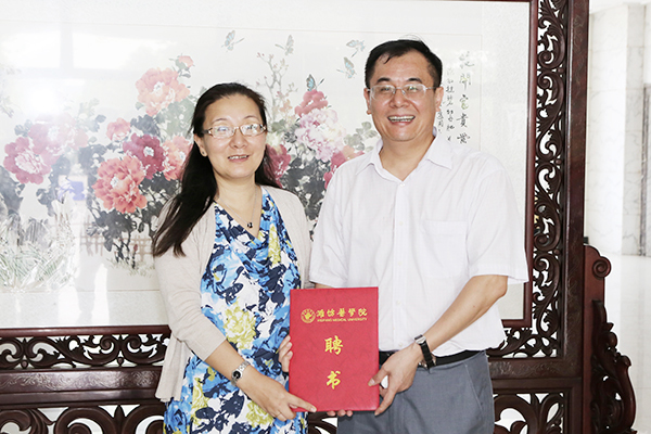 吕军为研究院顾问委员会委员毛宗福颁发聘书 吕军为研究院顾问委员会委员毛宗福颁发聘书