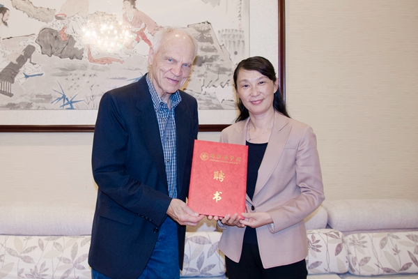 校长管英俊为Rune J. Simeonsson教授颁发聘书 校长管英俊为Rune J. Simeonsson教授颁发聘书