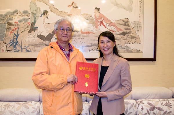 校长管英俊为郭键勋博士颁发聘书 校长管英俊为郭键勋博士颁发聘书