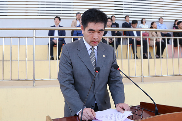 运动会总裁判长宋文民宣布了比赛成绩和优秀组织奖、体育道德风尚奖获奖名单 运动会总裁判长宋文民宣布了比赛成绩和优秀组织奖、体育道德风尚奖获奖名单