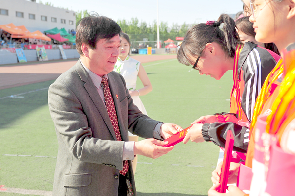 校党委书记李欣章为运动员颁奖 校党委书记李欣章为运动员颁奖