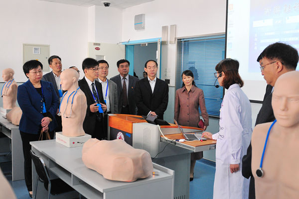集体走访医学实验实训中心 集体走访医学实验实训中心