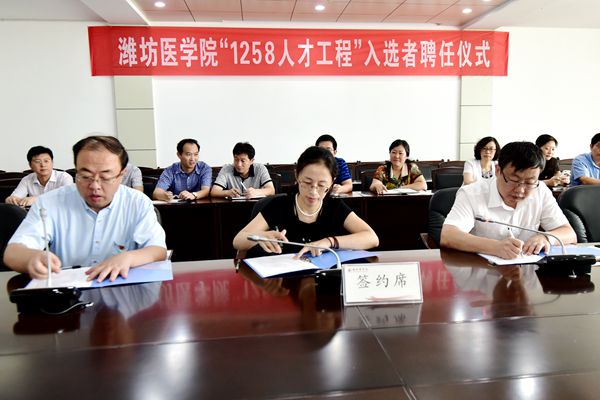 副校长刘军与入选人员代表及院(系)签署协议 副校长刘军与入选人员代表及院(系)签署协议