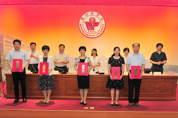 学校为第五届山东省优秀研究生指导教师山东省科技进步奖获得者颁奖 学校为第五届山东省优秀研究生指导教师山东省科技进步奖获得者颁奖