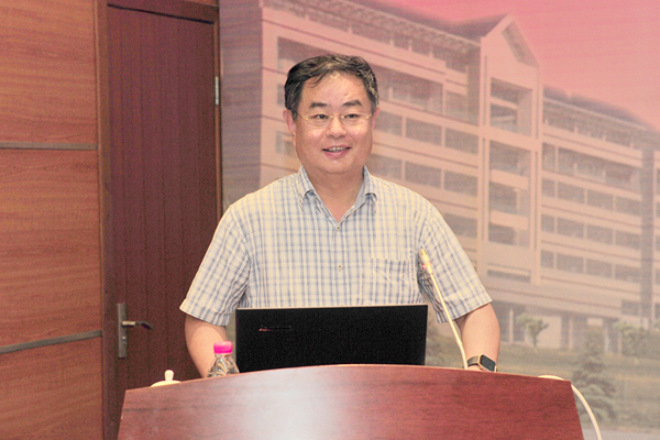 青岛大学校长夏东伟教授作专题报告 青岛大学校长夏东伟教授作专题报告