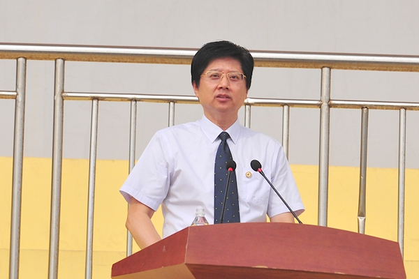 副校长、军训工作领导小组组长朱军做动员讲话 副校长、军训工作领导小组组长朱军做动员讲话