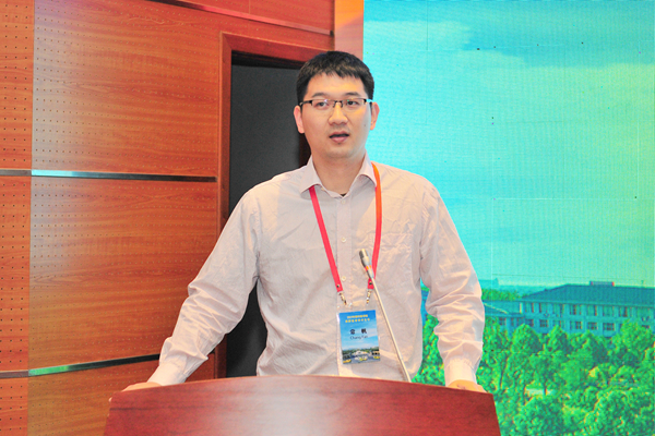 常帆编辑作报告 常帆编辑作报告