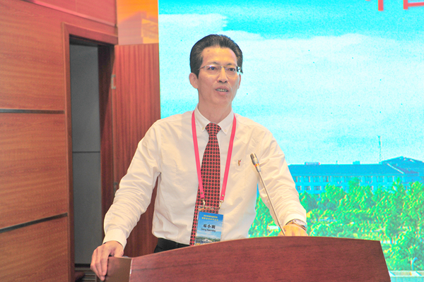 邓小明教授作报告 邓小明教授作报告