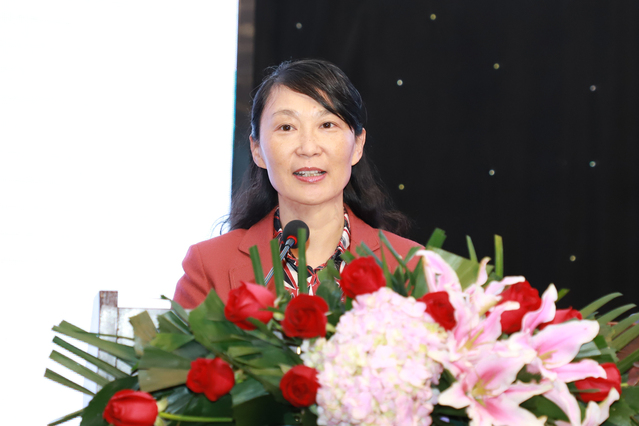 院长管英俊教授在开幕式上致欢迎辞 院长管英俊教授在开幕式上致欢迎辞