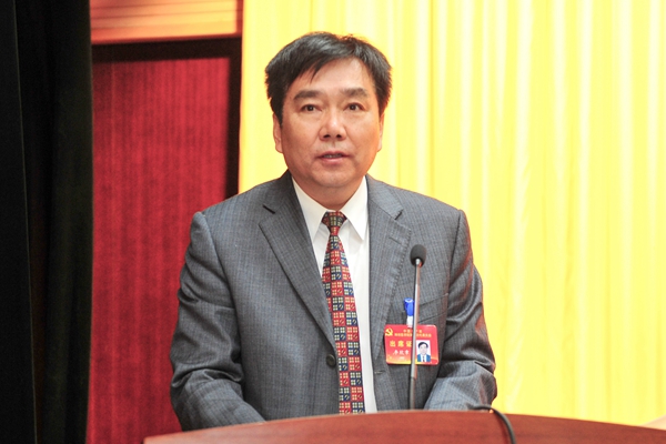 校党委书记李欣章作报告 校党委书记李欣章作报告