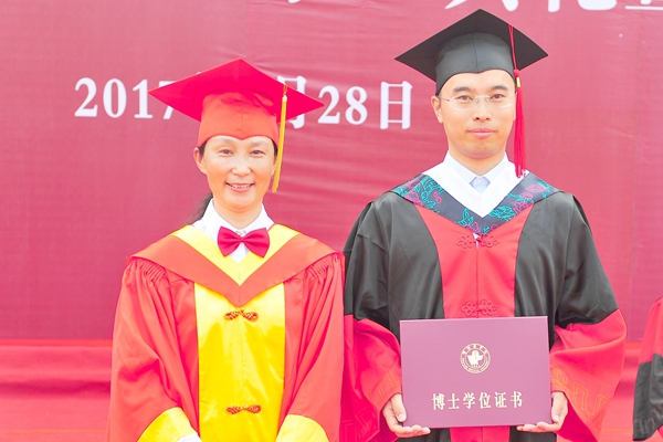 管英俊教授为获得博士学位的毕业生授予学位,颁发学位证书 管英俊教授为获得博士学位的毕业生授予学位,颁发学位证书