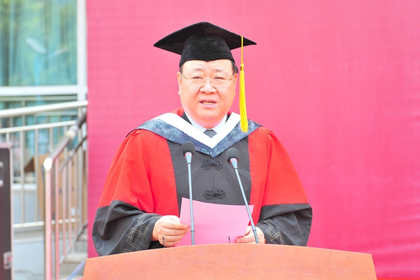副校长孙宏伟宣读《潍坊医学院授予博士、硕士学位的决定》 副校长孙宏伟宣读《潍坊医学院授予博士、硕士学位的决定》