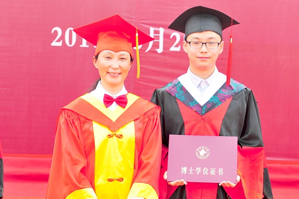 管英俊教授为获得博士学位的毕业生授予学位,颁发学位证书 管英俊教授为获得博士学位的毕业生授予学位,颁发学位证书
