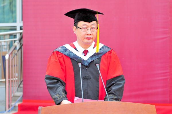 副校长刘军主持典礼 副校长刘军主持典礼