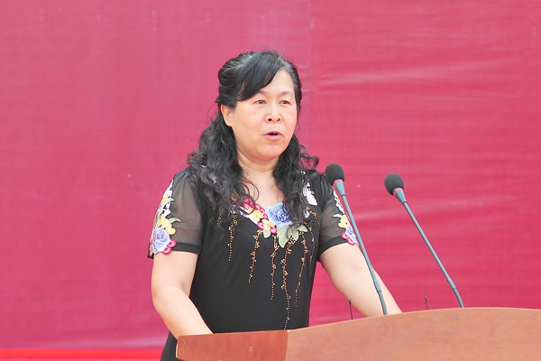 毕业生家属代表戚艳兰发言 毕业生家属代表戚艳兰发言