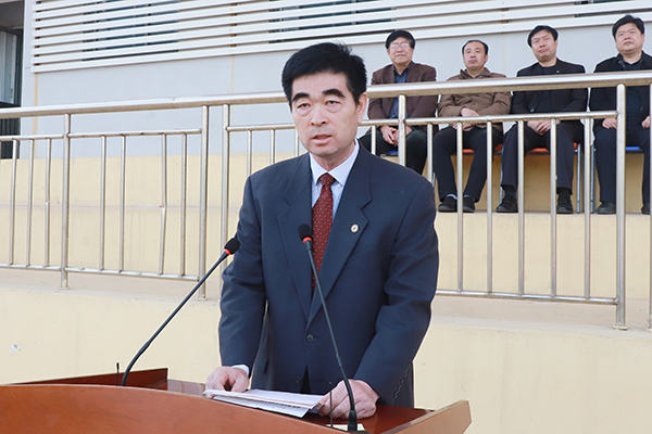 总裁判长宋文民宣布比赛成绩 总裁判长宋文民宣布比赛成绩
