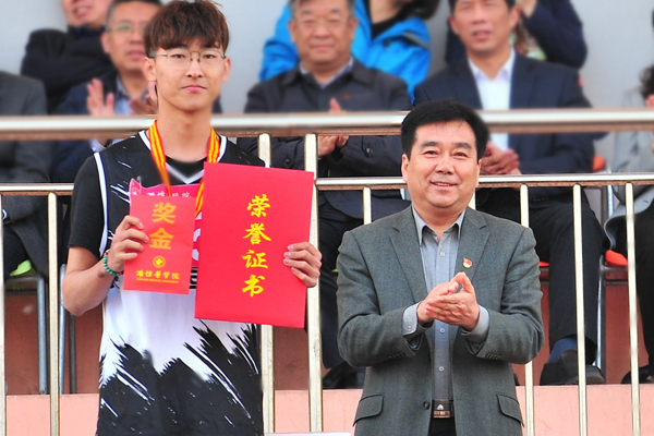 校党委书记李欣章为破校纪录运动员颁奖 校党委书记李欣章为破校纪录运动员颁奖
